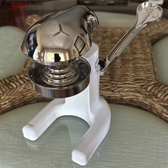 Mighty OJ Metrokane Silver and White Citrus Juicer for Modern Kitchens. - Picture 5 of 10